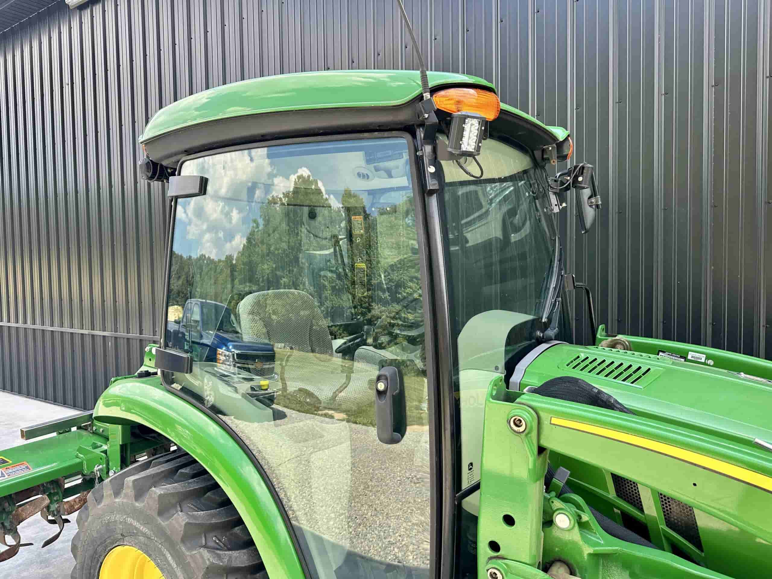 2020 John Deere 3033R
